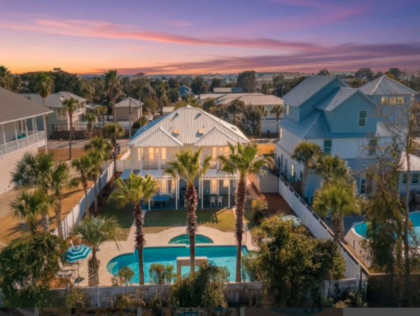 Luxurious 8 Bedroom Coastal Retreat in Destin - Perfect for Groups